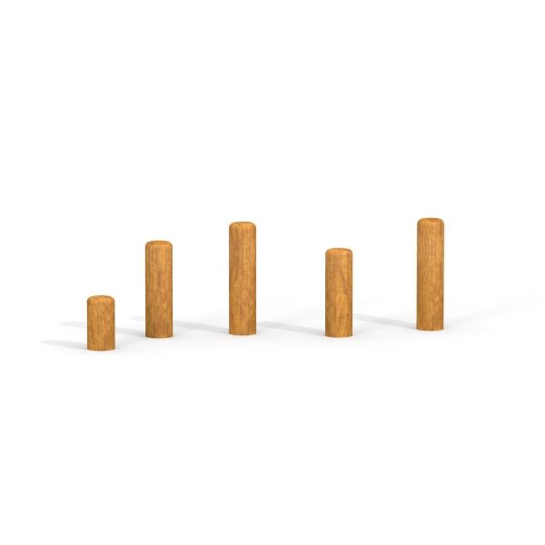 Poteaux de marche en bois de différentes hauteurs issus de l’équipement de aire de jeux Cape Code.