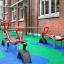 Aire de jeux avec sol de sécurité Wetpour 80 et bascules rouges.