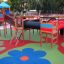 Aire de jeux avec surface colorée Wetpour 120 et structure d’escalade en bois