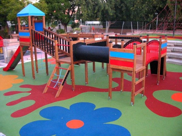Structure de jeu en bois sur sol de sécurité coloré Wetpour 100.