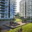 Playhouse Nature sur une aire de jeux dans une cour urbaine moderne.