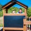 Enfants jouant dans Knight's Castle Nature playhouse with slide.