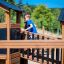 Enfant jouant sur le Knight's Castle Nature playhouse with slide.
