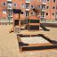 Knight's Castle Nature playhouse with slide et bac à sable dans l’aire de jeux