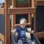 Enfant glissant sur le toboggan de Knight's Castle Nature playhouse with slide.