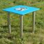 Sand & Water Table avec surface bleue et pieds métalliques sur un terrain herbeux
