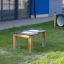 Sand & Water Play Table Nature dans une zone extérieure herbeuse