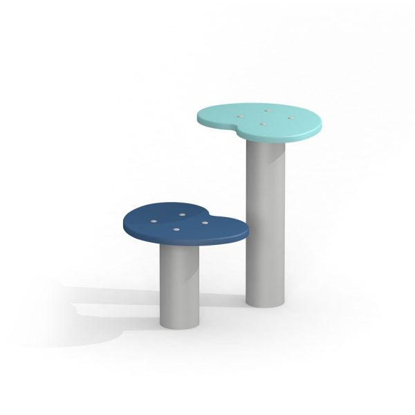 Deux tabourets nommés Table and chair avec des designs ronds et ludiques en bleu et bleu clair.