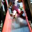 Un enfant glissant sur un toboggan rouge au Sphinx castle with slide.
