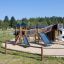 Château Mastodon avec toboggan dans une aire de jeux