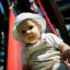 Tout-petit jouant sur Toddler Tower Slide dans une aire de jeux.
