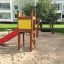 Toddler Tower Slide avec toboggan rouge et panneau jaune dans une aire de jeux.