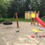 Aire de jeux avec Toddler Tower Slide et jouets de bac à sable.