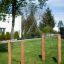 Équipement de terrain de jeu extérieur Single Somersault Nature avec poteaux en bois et barre métallique sur l'herbe.