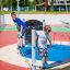 Des enfants jouent sur l'équipement de terrain de jeu Wonderland Trim Trail.