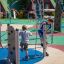 Des enfants jouent sur la structure de terrain de jeu Wonderland Trim Trail.