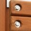 Gros plan sur une structure en bois avec des boulons métalliques du produit Rules Tab.