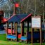 Structure de maisonnette extérieure pour enfants dans un parc, nommée Rules Tab.