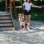 Medium Cableway with platform équipement de jeu avec un enfant dessus et un adulte qui supervise