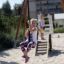 Des enfants jouent sur Medium Cableway with platform dans une aire de jeux sablonneuse