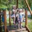 Des enfants jouent sur Medium Cableway with platform dans une aire de jeux.