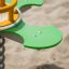Gros plan de l’équipement de jeu Clover rocking sur fond de sable.