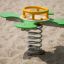 Équipement de jeu vert et jaune Clover rocking sur le sable.