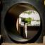 Maison de jeu en bois sur le thème du train avec des accents jaunes, vue à travers un tunnel circulaire.