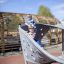 Des enfants jouent sur le Aztec play loop steel structure.