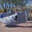 Des enfants jouent sur Aztec play loop steel structure dans une aire de jeux.