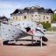Des enfants jouent sur Aztec play loop steel structure dans un quartier résidentiel.