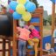 Des enfants jouent sur la structure d'aire de jeux Bounty ship with slide.