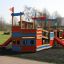 Bois coloré Bounty ship with slide sur une aire de jeux.