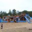 Bounty ship with slide dans une aire de jeux entourée d'enfants qui jouent