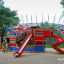 Structure de jeu colorée Bounty ship with slide dans un parc.