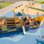 Aire de jeux pour enfants en forme de bateau pirate avec toboggan.