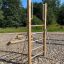 Vertical wooden ladder dans un cadre d'aire de jeux extérieure
