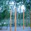 Vertical wooden ladder dans une aire de jeux extérieure.