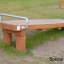 Gymnastic bench en bois avec poignée en métal dans une aire de fitness extérieure