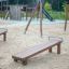Gymnastic bench en bois dans une aire de jeux.