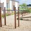 Banc de gymnastique extérieur dans une aire de jeux.