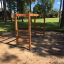 Équipement de jeu en bois avec échelle horizontale installé dans un parc.