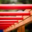 Horizontal ladder II wooden ladder avec des barreaux rouges dans une aire de jeux.