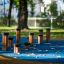 Équipement de terrain de jeu extérieur Jumping pegs sur une surface bleue