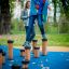 Des enfants jouent sur Jumping pegs dans un parc.