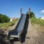 Toboggan en acier inoxydable Hill Slide h150 dans une aire de jeux extérieure.