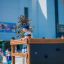 Enfant jouant sur Climbing box wooden playhouse
