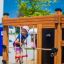 Enfant grimpant sur Climbing box wooden playhouse.