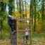 Enfants jouant sur un Climbing box wooden playhouse dans une forêt.