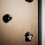 Prises d’escalade sur un mur de Climbing box wooden playhouse.